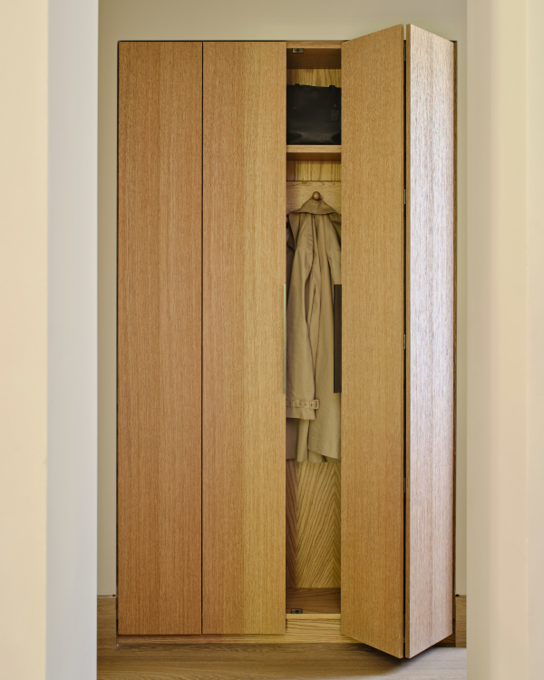 InfoHandesign's tweet photo. Simple minimalist style coat cupboard in sandblasted oak w matt bronze grips. The cabinet is recessed into a wall - bifold doors allow full access to the interior w/out extending too far into the hallway – a simple but rather elegant & effective solution. #Handesign #interiors https://t.co/J9V8kWm3aq
