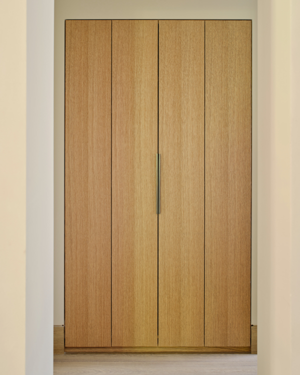 InfoHandesign's tweet photo. Simple minimalist style coat cupboard in sandblasted oak w matt bronze grips. The cabinet is recessed into a wall - bifold doors allow full access to the interior w/out extending too far into the hallway – a simple but rather elegant & effective solution. #Handesign #interiors https://t.co/J9V8kWm3aq