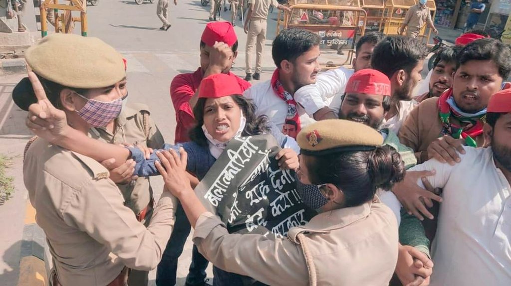 NehaYadavBHU's tweet photo. हम भगत सिंह को मानने वाले लोग हैं,

सीनें में जुनूं, आंखों में देशभक्ति की चमक रखती हूं।

दुश्मन की सांसें थम जाए, आवाज में वो धमक रखती हूं।

#जय_हिंद ..... #जय_समाजवाद https://t.co/HkWFLRlHcK