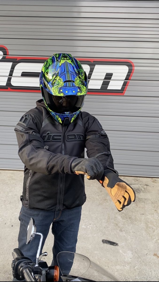 AFGMOTO's tweet photo. VARIANT PRO WILLYPETEにどうしても目がいってしまう。被り心地が良いからヘルメットいっぱい持っていてもつい手に取ってしまう！
https://t.co/DqLLNq2yWf #iconmotosports #afgmotosports #icon #iconヘルメット #variantpro #contra2 #バイク https://t.co/COKq97PJnl