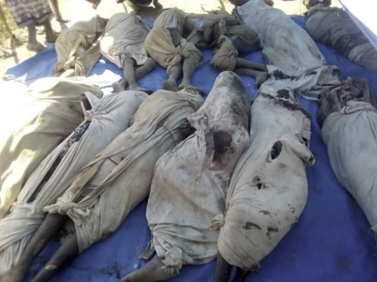 Oliqaan_'s tweet photo. I desember 2021 massakrerte den etiopiske regjeringen 16 Karrayyu Oromo Gada-ledere etter å ha kidnappet 40 av dem. To rømte. Ingen har blitt stilt til ansvar. I 2022 drepte regjeringen flere av kollegene deres. https://t.co/851Dojager @bistandsaktuelt @NRKno #2022inOromia