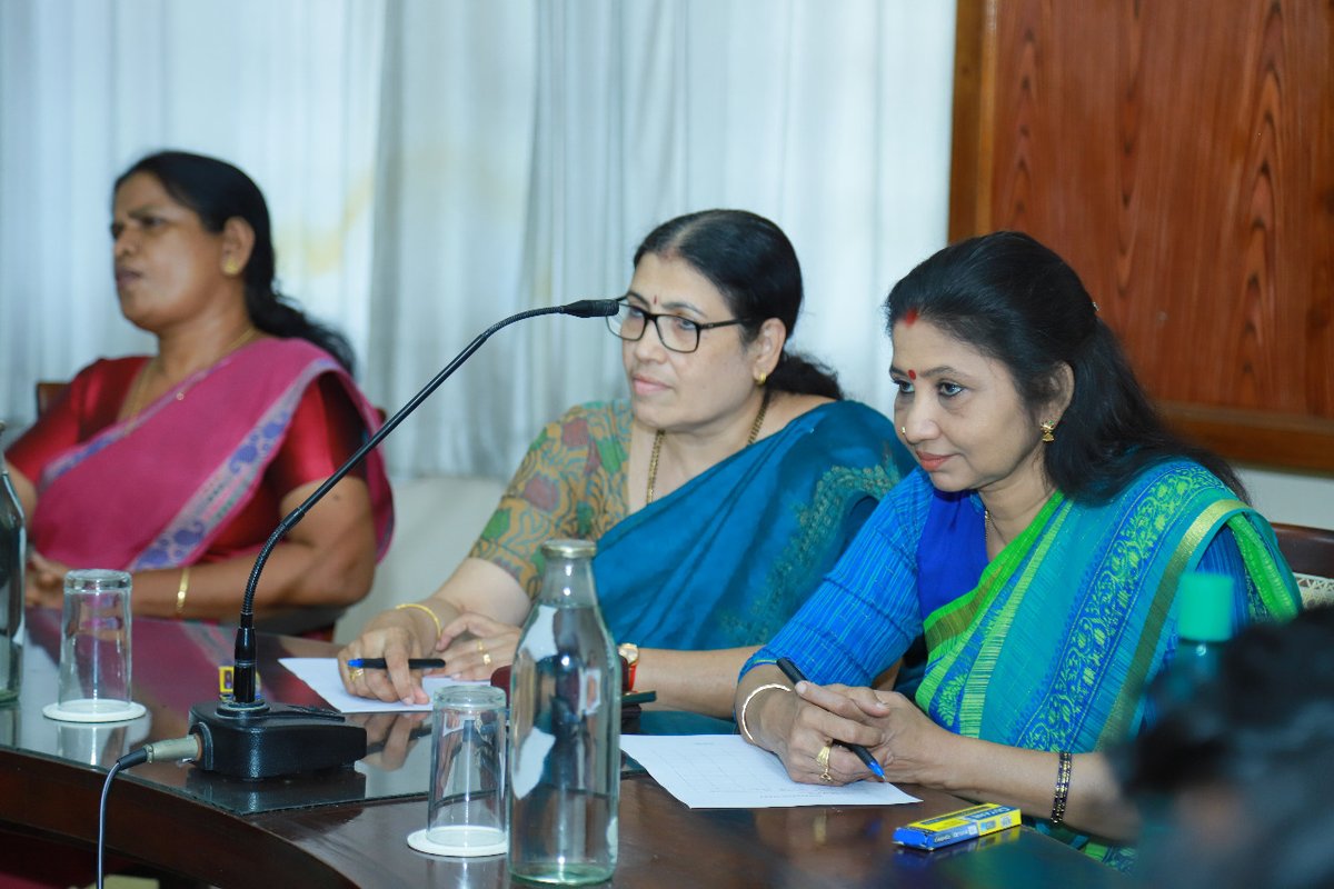 fact_kochi's tweet photo. विश्व हिंदी दिवस के सिलसिले में एफ ए सी टी के विविध संभागों के कर्मचारियों द्वारा आयोजित देशभक्ति समूहगान प्रतियोगिता। श���री के बी जयराज, महाप्रबंधक (यू सी) द्वारा विजेताओं को पुरस्कार वितरण किया गया। 

@FertMin_India  @mansukhmandviya  @bhagwantkhuba https://t.co/9q2j4Vs6wO