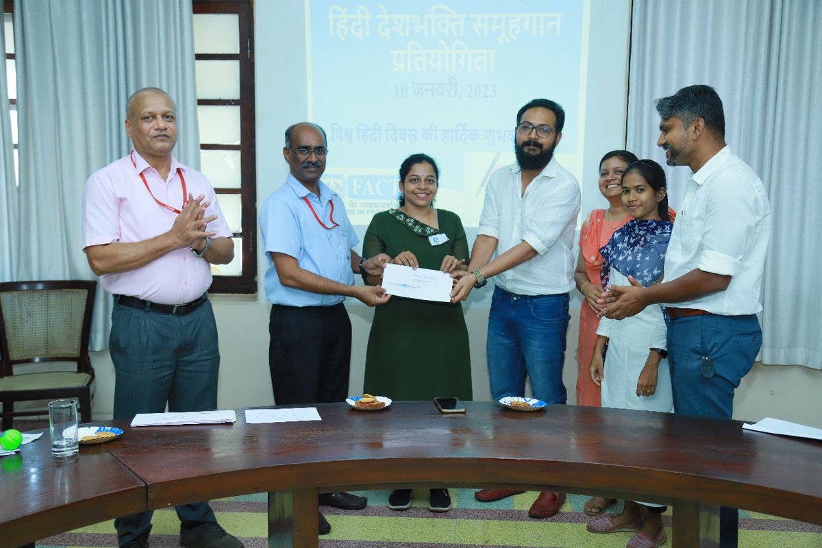 fact_kochi's tweet photo. विश्व हिंदी दिवस के सिलसिले में एफ ए सी टी के विविध संभागों के कर्मचारियों द्वारा आयोजित देशभक्ति समूहगान प्रतियोगिता। श���री के बी जयराज, महाप्रबंधक (यू सी) द्वारा विजेताओं को पुरस्कार वितरण किया गया। 

@FertMin_India  @mansukhmandviya  @bhagwantkhuba https://t.co/9q2j4Vs6wO