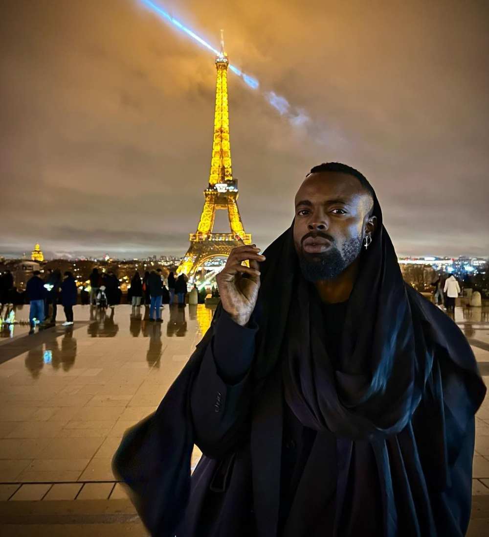 IGIHE's tweet photo. Turahirwa Moses washinze Moshions yongeye kurikoroza ku mbuga nkoranyambaga nyuma yo gusangiza abamukurikira ifoto ahagaze ahitegeye umunara wa ‘Tour Eifel’ acigatiye isigara (itabi) arenzaho amagambo agira ati “Indaya i Paris”.
https://t.co/3gx2u1Z9Sa https://t.co/PPTdrBMBji