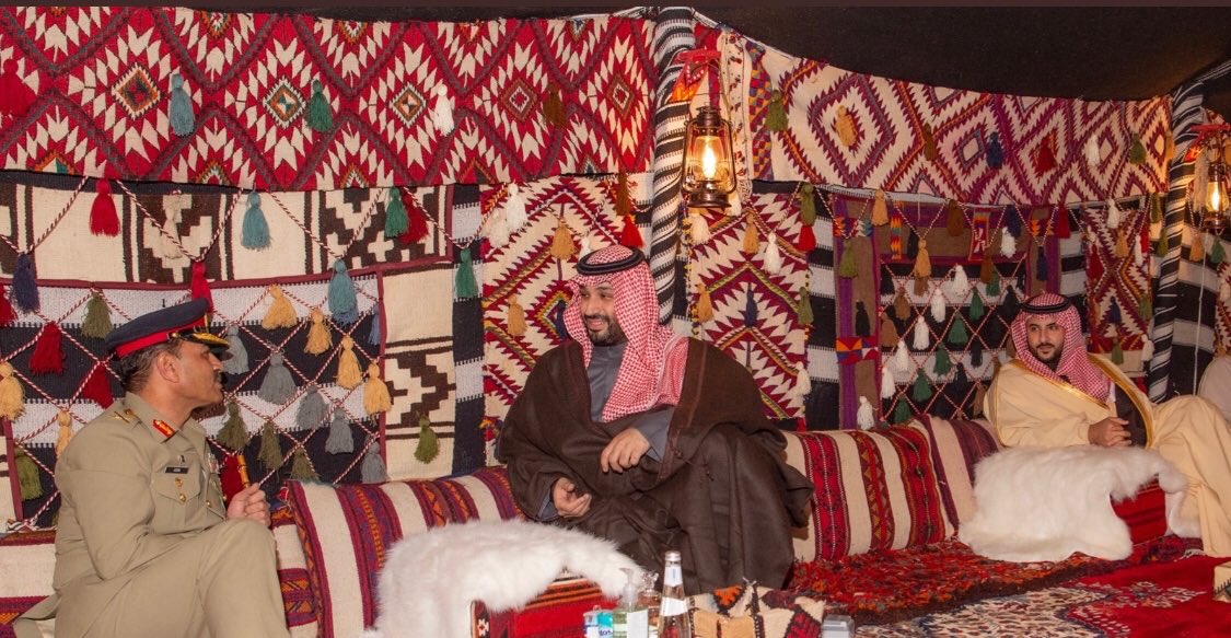 MAbdullahGul's tweet photo. سعودی ولی عہد شہزادہ سلمان اپنے خیمہ میں جنرل عاصم منیر سے مل رہے ہیں
جب عرب کسی سے بہت اپنایت دکھاتے ہیں تو خیمہ میں دعوت دیتے ہیں
افسوس کے دنیا کا اعتبار ہماری ماضی اور موجودہ حکومتوں پر نہیں بلکہ افواج پر ہے
کیونکہ افواج اپنے وعدے وفا کرتی ہے اور حکومتیں نہیں
@OfficialDGISPR https://t.co/8fJR4ho359