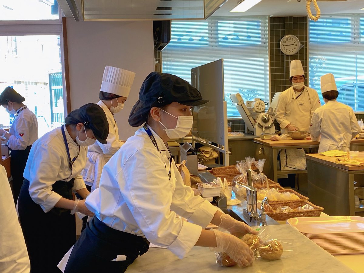 DAICHO_PR's tweet photo. ショップ実習2日目✨
本日もたくさんのケーキ、パン、焼き菓子を準備して、お客様をお待ちしております😉☝️
#daicho
#実践トレーニング
#学びの成果
#専門学校のうちから
#お店を運営 https://t.co/dg8e7LMowl