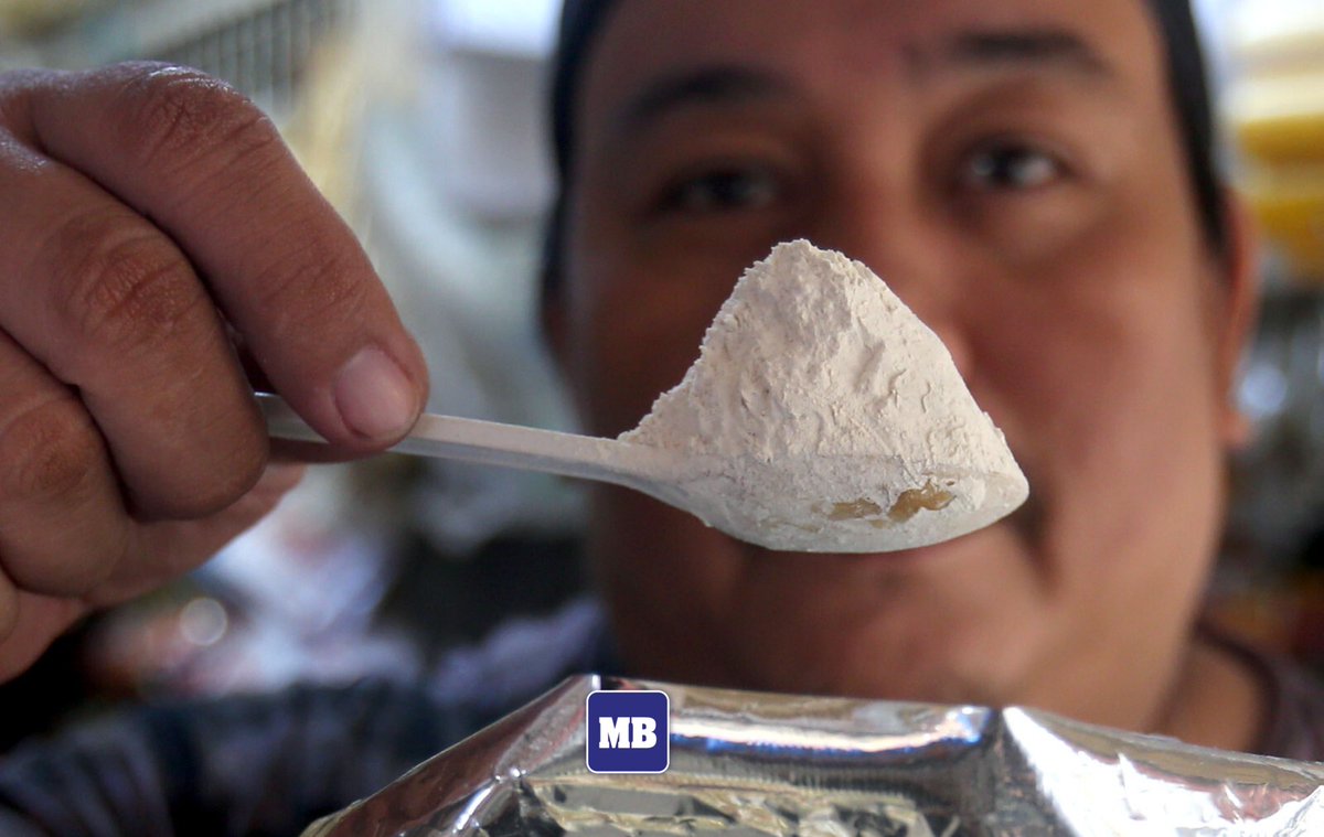 manilabulletin's tweet photo. LOOK: Ruel Galvez, a Paco market vendor, displays a package of onion powder sold for only P5 to P20 pesos per spoon scoop as an alternative to raw onions, which are now priced between P450 and P600 per kilo.

📷: Ali Vicoy/ MB https://t.co/4OPwRtSW5I