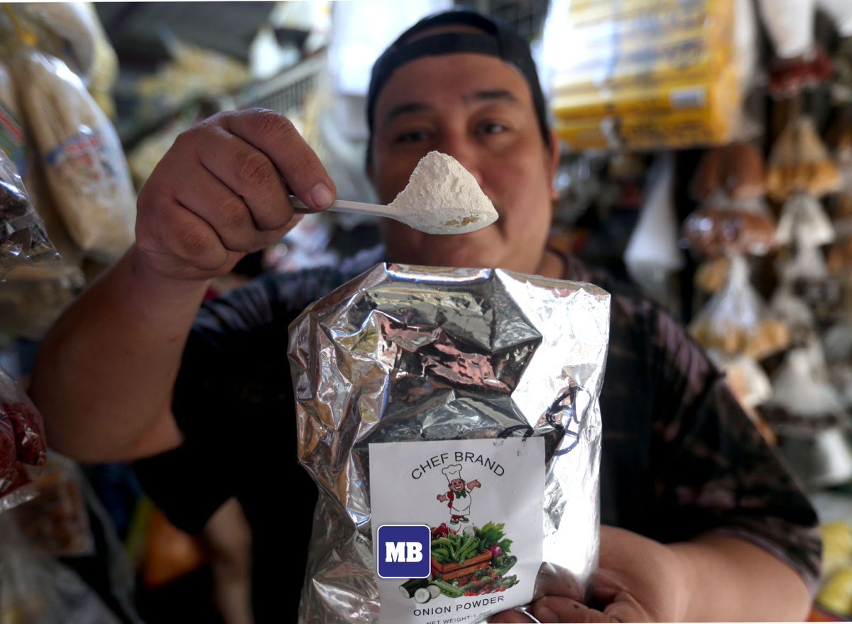 manilabulletin's tweet photo. LOOK: Ruel Galvez, a Paco market vendor, displays a package of onion powder sold for only P5 to P20 pesos per spoon scoop as an alternative to raw onions, which are now priced between P450 and P600 per kilo.

📷: Ali Vicoy/ MB https://t.co/4OPwRtSW5I