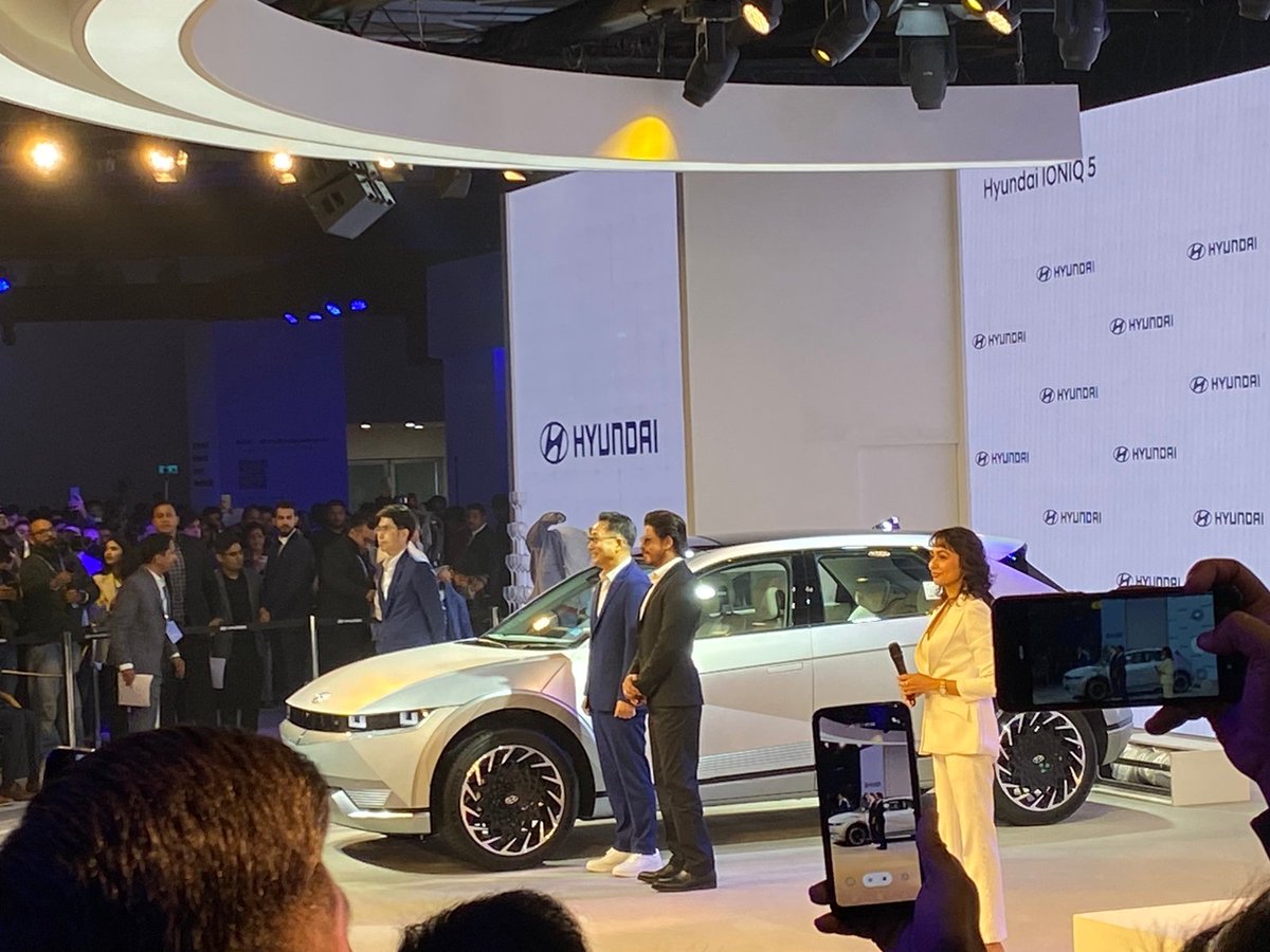 roshunpovaiah's tweet photo. The Hyundai Ioniq 5 launched at Rs 44.95 lakh with @iamsrk @HyundaiIndia @ExpressDrives #AutoExpo2023 #autoexpowithFE @FinancialXpress https://t.co/DpqZAspyTp