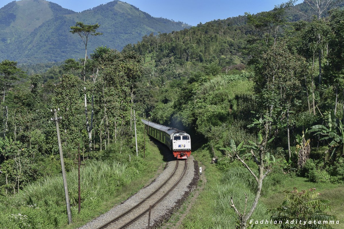 fadhlanadhitya's tweet photo. Paris van Java
.
Kadungora, Garut. West Java Indonesia
June 29th, 2022
-
KA 299C Parcel Selatan
KA 7047 Cikuray
KA 131 Mutiara Selatan
KA 451 Garut Cibatuan
.
#indonesianrailways #keretaapikita #railfans #lightroom #nikon #photography #kadungora #garut #westjava #indonesia https://t.co/j9z0vqAaIQ