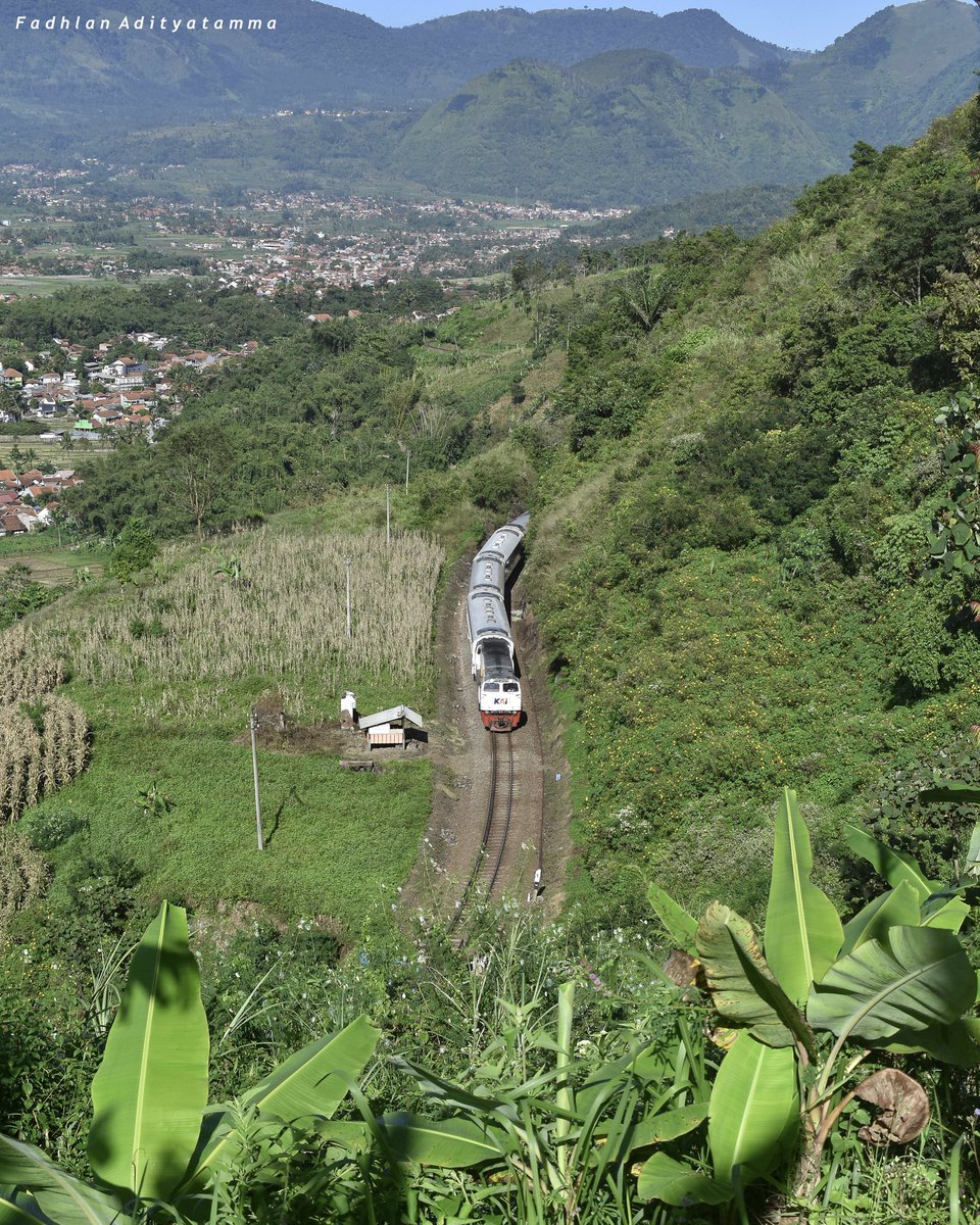fadhlanadhitya's tweet photo. Paris van Java
.
Kadungora, Garut. West Java Indonesia
June 29th, 2022
-
KA 299C Parcel Selatan
KA 7047 Cikuray
KA 131 Mutiara Selatan
KA 451 Garut Cibatuan
.
#indonesianrailways #keretaapikita #railfans #lightroom #nikon #photography #kadungora #garut #westjava #indonesia https://t.co/j9z0vqAaIQ