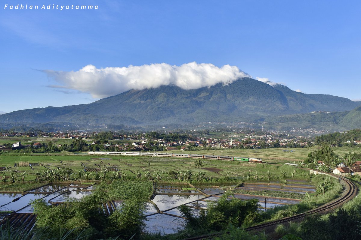 fadhlanadhitya's tweet photo. Paris van Java
.
Kadungora, Garut. West Java Indonesia
June 29th, 2022
-
KA 299C Parcel Selatan
KA 7047 Cikuray
KA 131 Mutiara Selatan
KA 451 Garut Cibatuan
.
#indonesianrailways #keretaapikita #railfans #lightroom #nikon #photography #kadungora #garut #westjava #indonesia https://t.co/j9z0vqAaIQ