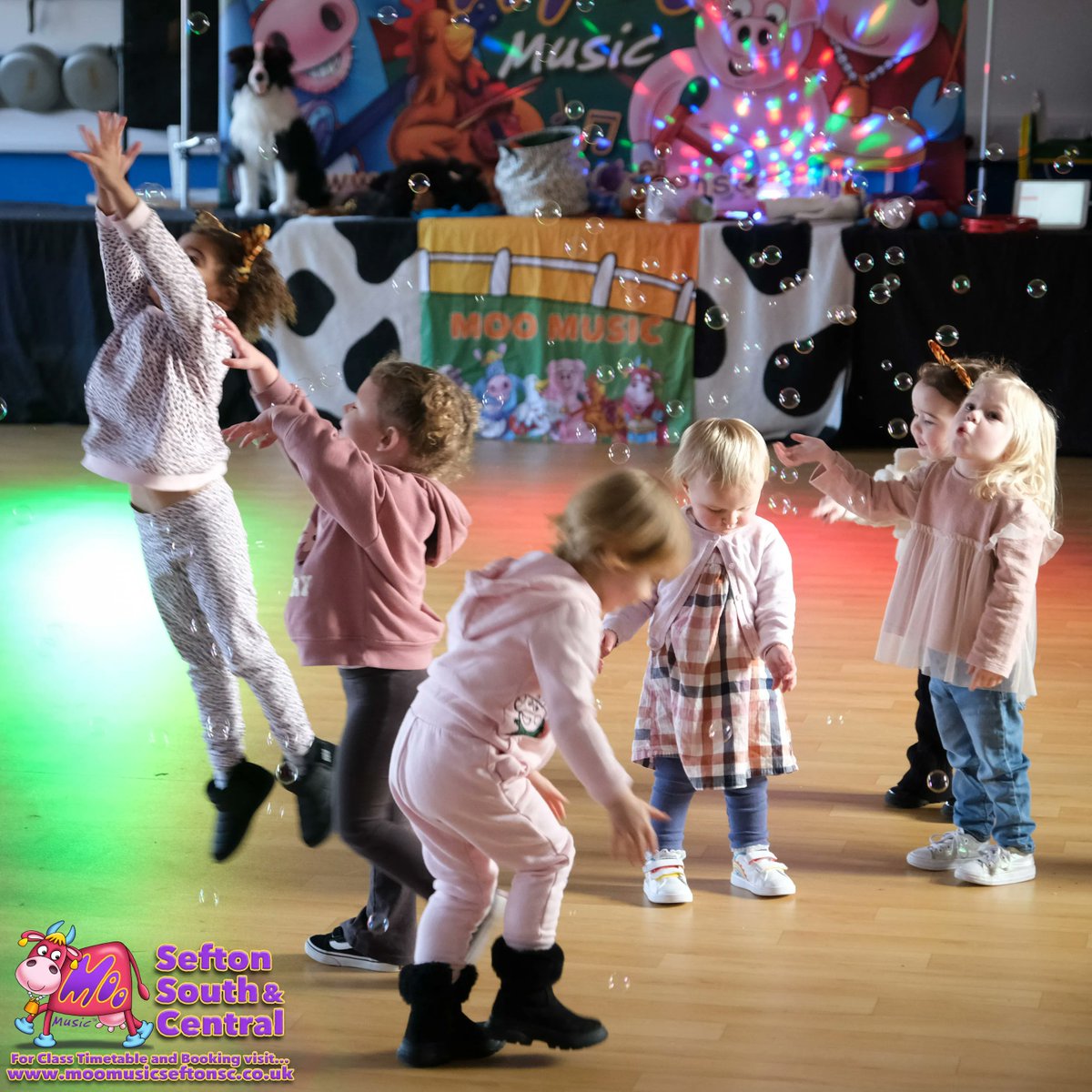 mooseftonsc's tweet image. ☀️ GOOD MORNING!!!☀️ 🎶 Wiggle your hips &amp;amp; stamp your feet, Wave your arms in the air, Get all groovy with the swinging beat, Dance like you just don’t care! 🎶
10am MiniMOO is full, space at 11.15am MiniMOO &amp;amp; 1pm BabyMOO.  Book at moomusicseftonsc.co.uk and we&apos;ll see you there!