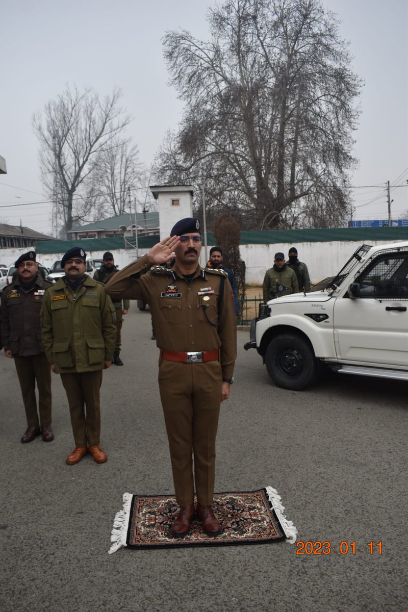 MUNEEB_NAZEER19's tweet photo. #Rayees Mohammad Bhat (IPS) Takes Over As #DIG South #Kashmir
Rayees Mohammad Bhat (IPS) on Wednesday assumed charge as Deputy Inspector General of Police South Kashmir.
@KashmirPolice
@DigSkr
@bhatray
@AnantnagPolice https://t.co/7mZ86FhbQD