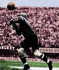 engforfootball's tweet photo. #Goalkeeper skills

En 🇪🇸 decimos “zamorana” en honor al mítico #RicardoZamora 
En 🇬🇧 decimos ELBOW CLEARANCE

#GKcoach #EnglishforFootball 

Siguenos también en @ElevenFootba11 ... tenemos muchas cosas para compartir contigo y que aprendas inglés a través del fútbol ⚽️⚽️ https://t.co/NuMecEvzZM