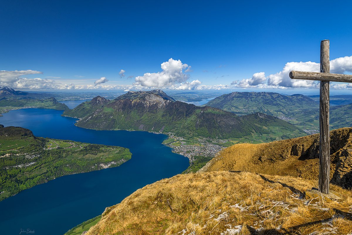 julienbukowski's tweet photo. Le lac de Lucerne est probablement un des plus beaux lacs que j'ai pu voir. Depuis de très nombreux endroits, tu peux le voir zigzaguer entre les montagnes. C'est magnifique ! Si tu connais aussi des endroits sympas pour le prendre en photo, mets-les en commentaires.
Plus de phot https://t.co/Pe1dvaEvCb