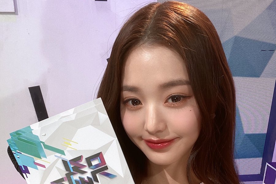 soompi's tweet photo. #IVE's #JangWonYoung Confirmed To Leave "Music Bank" MC Position 
https://t.co/fa67aIvakU https://t.co/hFhGdIyp32