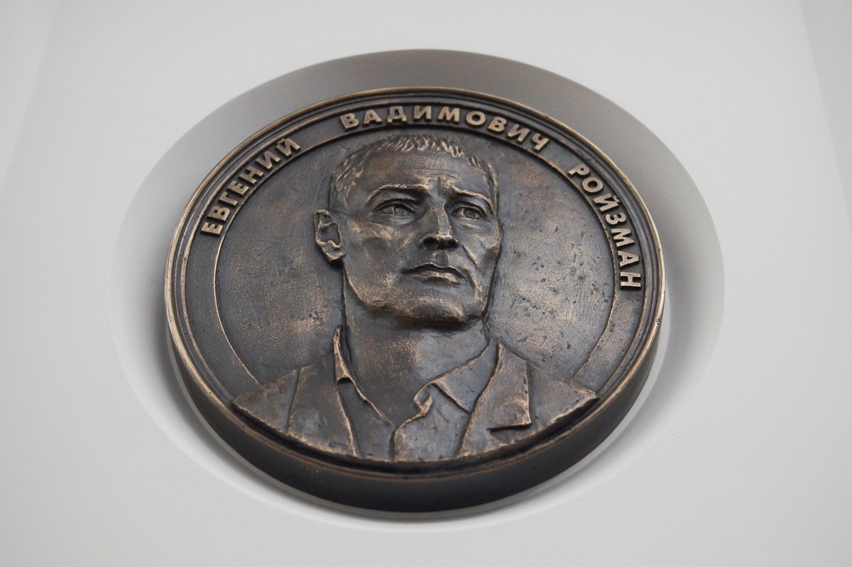kolezev's tweet photo. Барельеф Ройзмана в мэрии Екатеринбурга официально открыли. Нынешний глава города Алексей Орлов на вопрос журналистов ответил: "А причем тут — "иноагент"? Был всенародно избранный глава Екатеринбурга. Из песни слов не выкинешь".

Екатеринбург, спасибо за адекватность. https://t.co/TxOWMGtC6S