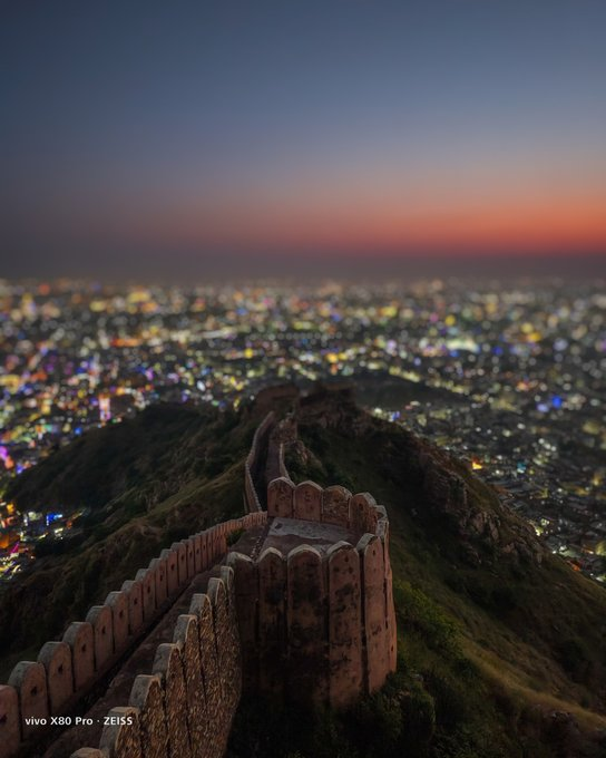 Vivo_Rajasthan's tweet photo. Lighting up the horizon with the city of stars.​
​
Shot by Aamir using #vivoX80Series ​
​
#CinematographyRedefined #ForEveryPerspective https://t.co/7hsDKMy0La