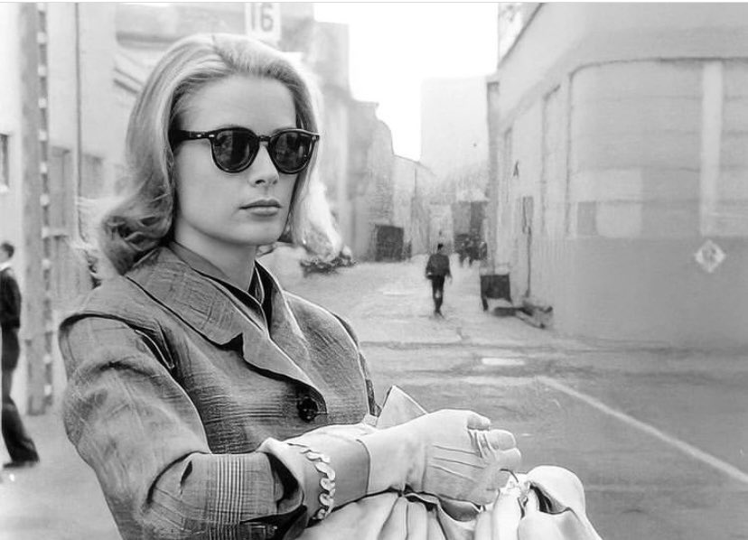 HollywoodActre2's tweet photo. Grace Kelly photographed before leaving Hollywood, 1956 https://t.co/AY45SWpjnm