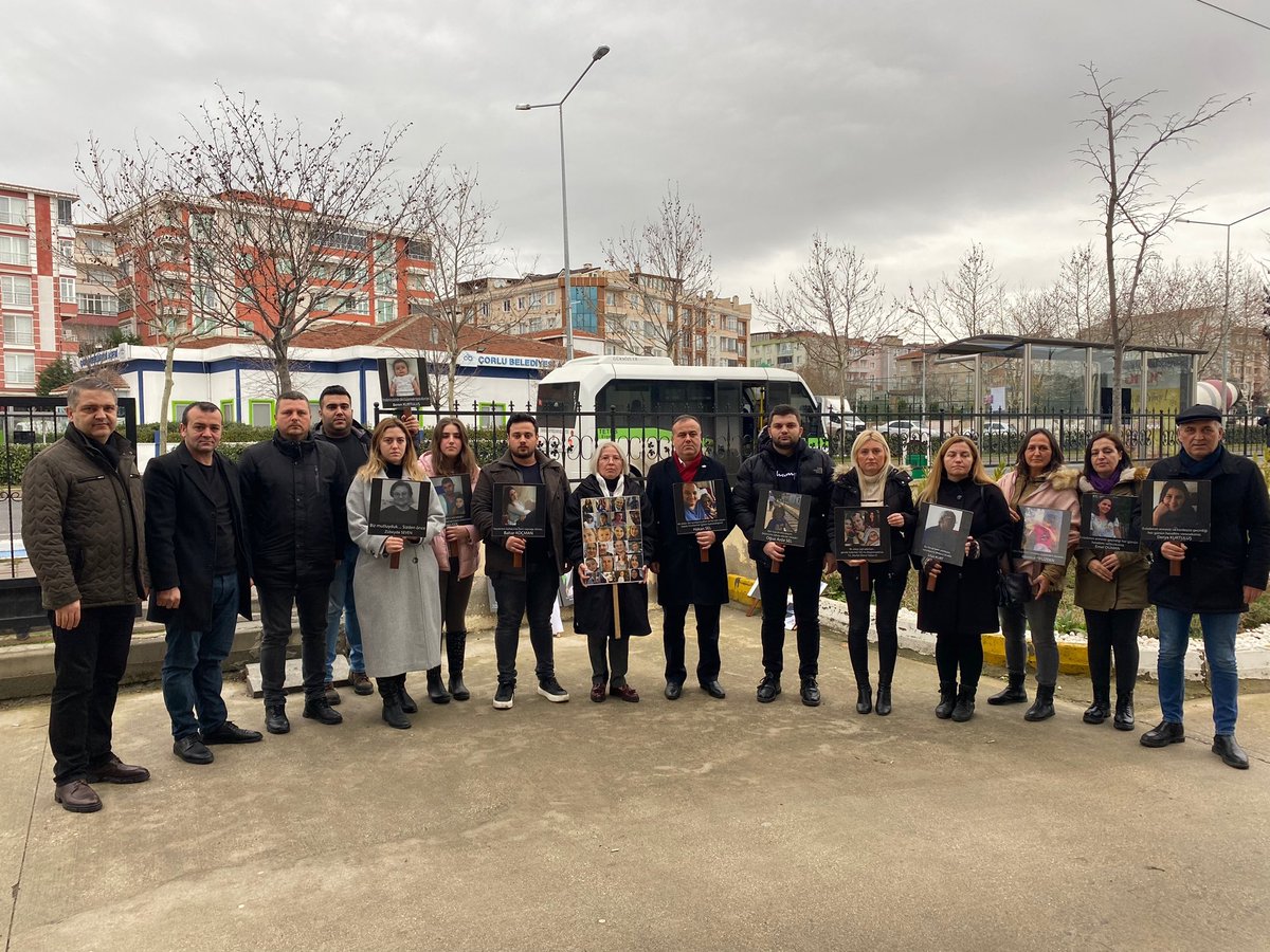 CHPCorluGenc's tweet photo. #ÇorluTrenKatliamı davasının 12. duruşması bugün görülüyor.
CHP Çorlu Gençlik Kolları olarak İlçe Örgütümüz ile beraber katılım sağladık. 
Sorumluların, ihmali olanların tamamı yargılanıp hak ettikleri cezaları alana kadar mücadeleye devam edeceğiz! 
#ÇorluİçinAdalet https://t.co/wqliXVivD5