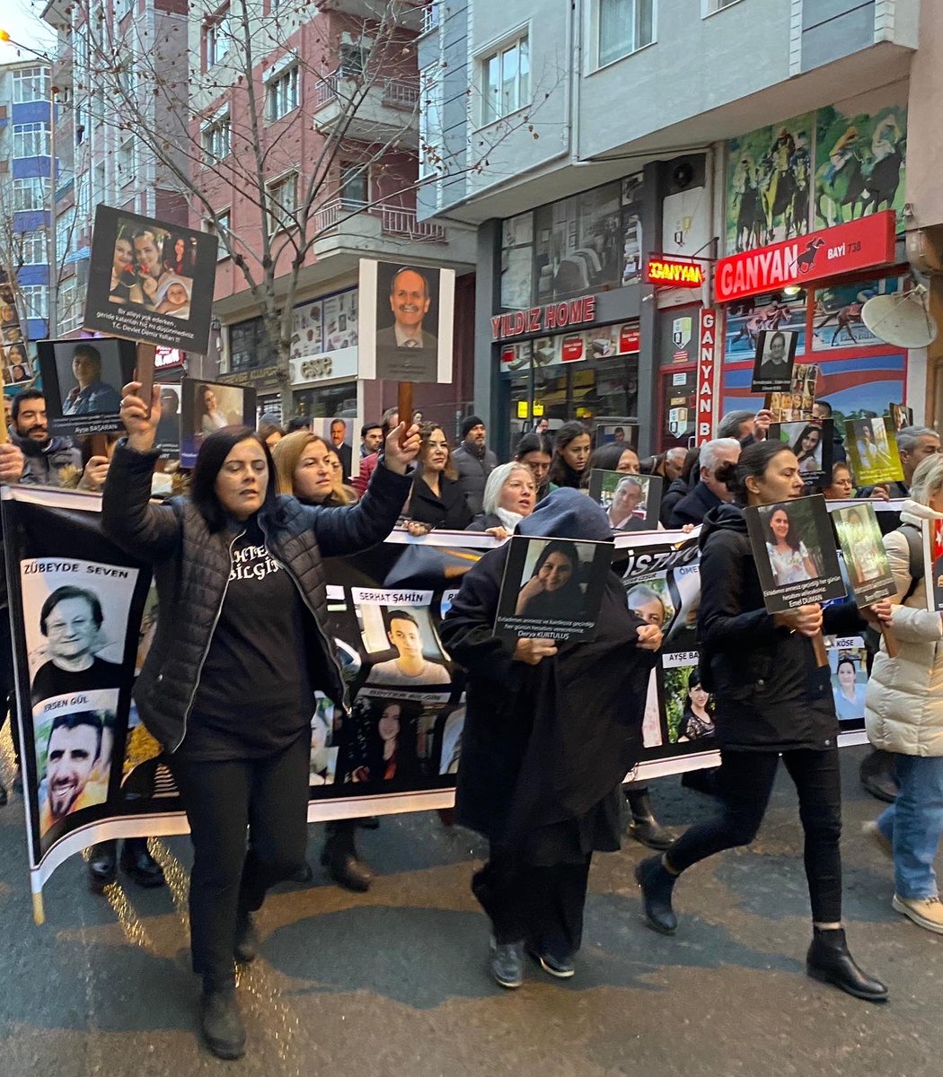 CHPCorluGenc's tweet photo. #ÇorluTrenKatliamı davasının 12. duruşması bugün görülüyor.
CHP Çorlu Gençlik Kolları olarak İlçe Örgütümüz ile beraber katılım sağladık. 
Sorumluların, ihmali olanların tamamı yargılanıp hak ettikleri cezaları alana kadar mücadeleye devam edeceğiz! 
#ÇorluİçinAdalet https://t.co/wqliXVivD5