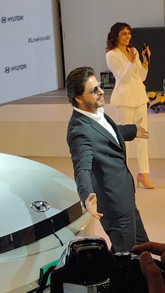 The very pose to make the audience feel all SHAHstruck 🌟
#ShahRukhKhan at #AutoExpo2023 🔥

#HyundaiIndia #HyundaiAtAutoExpo2023 #HyundaiAE2023