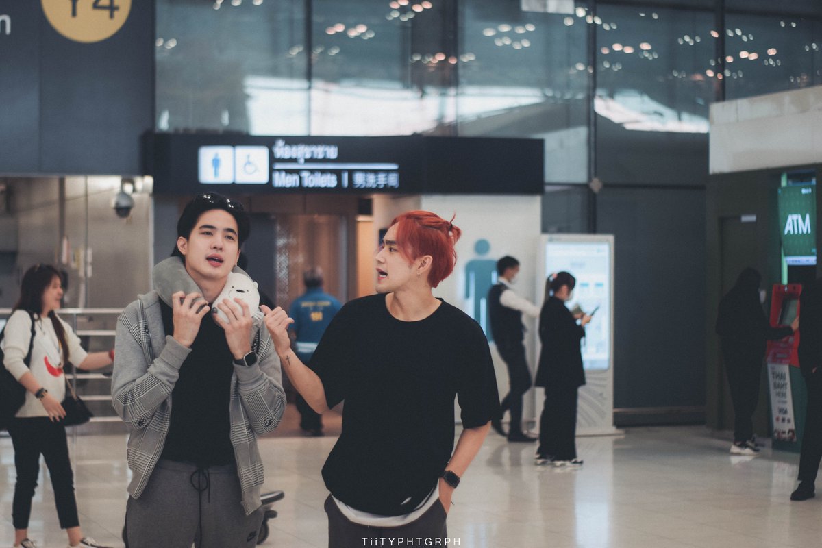 TiiTY_KH's tweet photo. __ 11012023
@ Bkk Airport
•
ไม่รู้ว่าเค้าเถียงอะไรกันอยู่ 55555
@ko_vasin @Beep_S @Rooftop_jing
 
#ko_vasin #kovasin #koaddict #ConversationThailand #rooftop #beep_s #rooftop_official
#RooftoptoLondon #ส่งRooftopไปLondon https://t.co/5gbk53uRjx