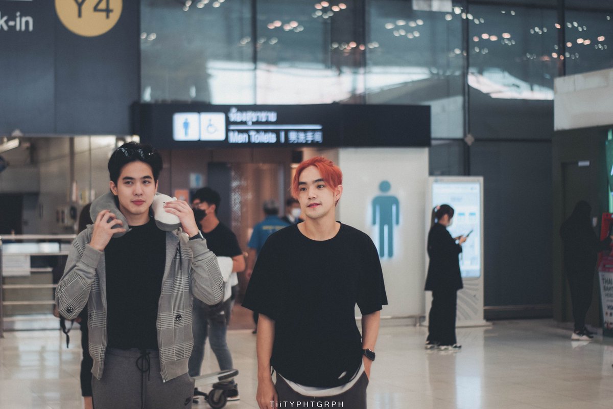 TiiTY_KH's tweet photo. __ 11012023
@ Bkk Airport
•
ไม่รู้ว่าเค้าเถียงอะไรกันอยู่ 55555
@ko_vasin @Beep_S @Rooftop_jing
 
#ko_vasin #kovasin #koaddict #ConversationThailand #rooftop #beep_s #rooftop_official
#RooftoptoLondon #ส่งRooftopไปLondon https://t.co/5gbk53uRjx