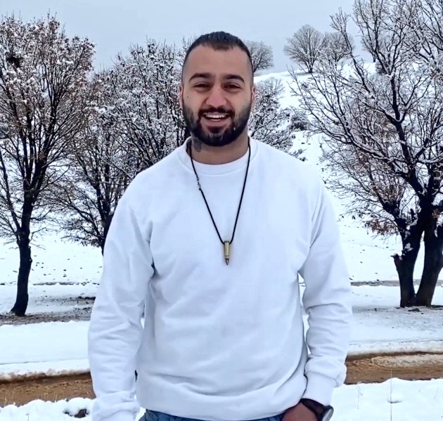 itashkk's tweet photo. میدونی چیه داداش بزرگه؟
وقتی نیستی؛ خنده هات برف میشه میشینه رو موهامون.
#توماج_صالحی 
#FreeToomaj 
#HowHealthyIsToomajReally  
۷۴ روز https://t.co/xDC4rQoQBA