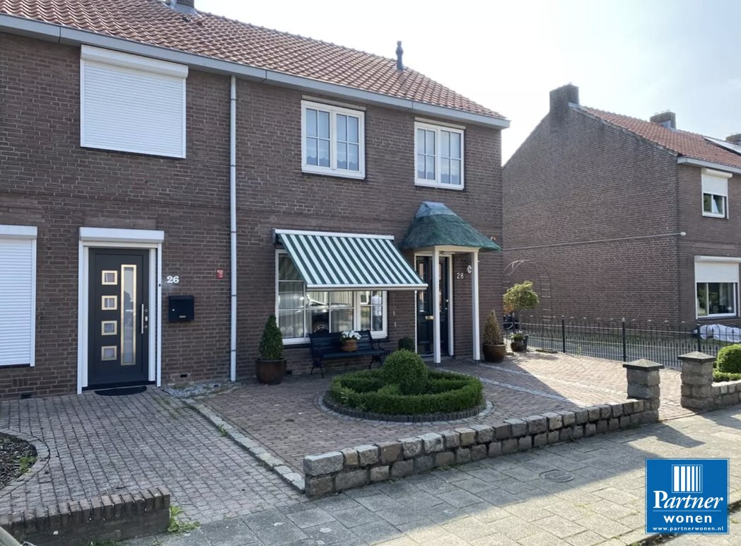 PartnerWonenBV's tweet photo. 🏡 𝗡𝗶𝗲𝘂𝘄 𝗶𝗻 𝗱𝗲 𝙫𝙚𝙧𝙝𝙪𝙪𝙧 𝗟𝘂𝗶𝘁𝘀𝘁𝗿𝗮𝗮𝘁 𝟮𝟴 𝗨𝗱𝗲𝗻
Op goede locatie gelegen hoekwoning met dubbele garage, geheel gestoffeerd en grotendeels gemeubileerd te huur.
Meer informatie is te lezen op onze website: https://t.co/isul2khevn https://t.co/aJGK6lJbtz