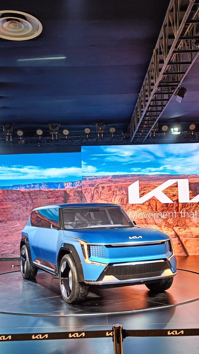 ExpressDrives's tweet photo. Kia EV9 concept revealed; to invest Rs 2000 crores for EV and R&amp;D
@AEMotorShow @KiaInd @FinancialXpress 
#AutoExpo2023 #AutoExpowithFE https://t.co/5OsZHFrDkC