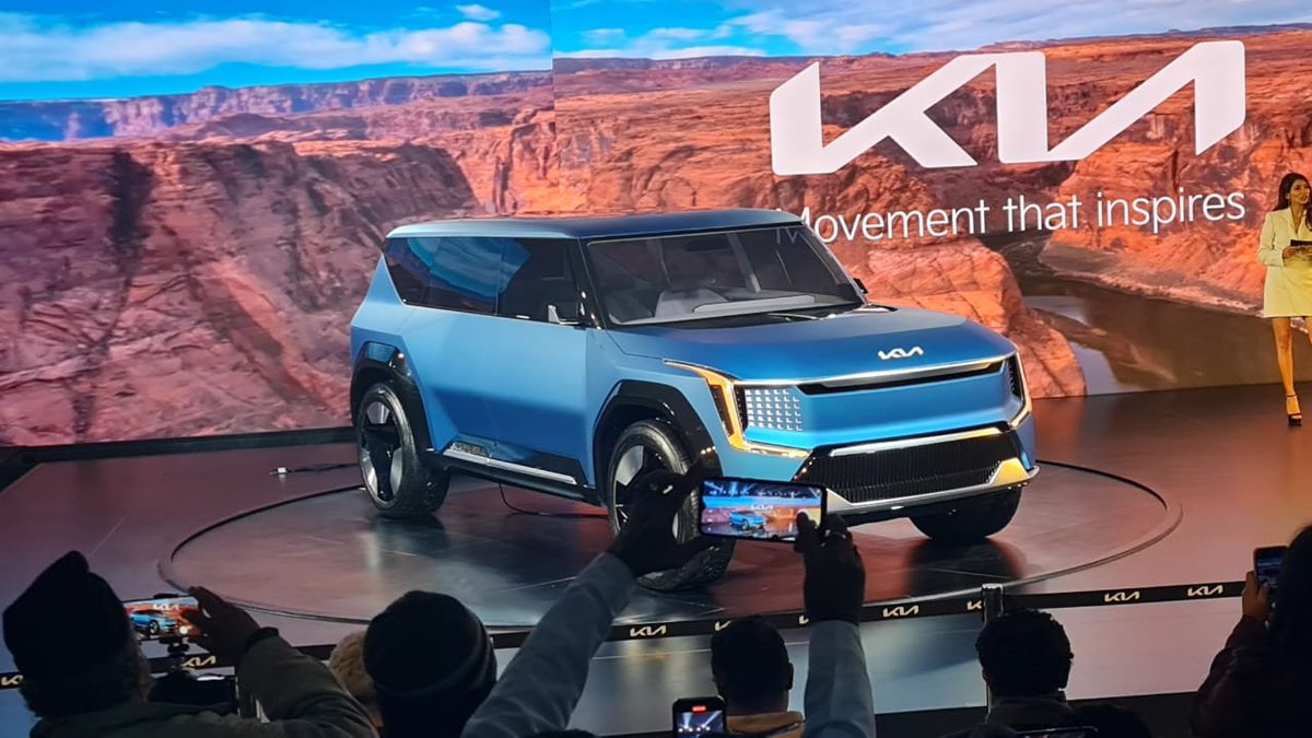 ExpressDrives's tweet photo. Kia EV9 concept revealed; to invest Rs 2000 crores for EV and R&amp;D
@AEMotorShow @KiaInd @FinancialXpress 
#AutoExpo2023 #AutoExpowithFE https://t.co/5OsZHFrDkC