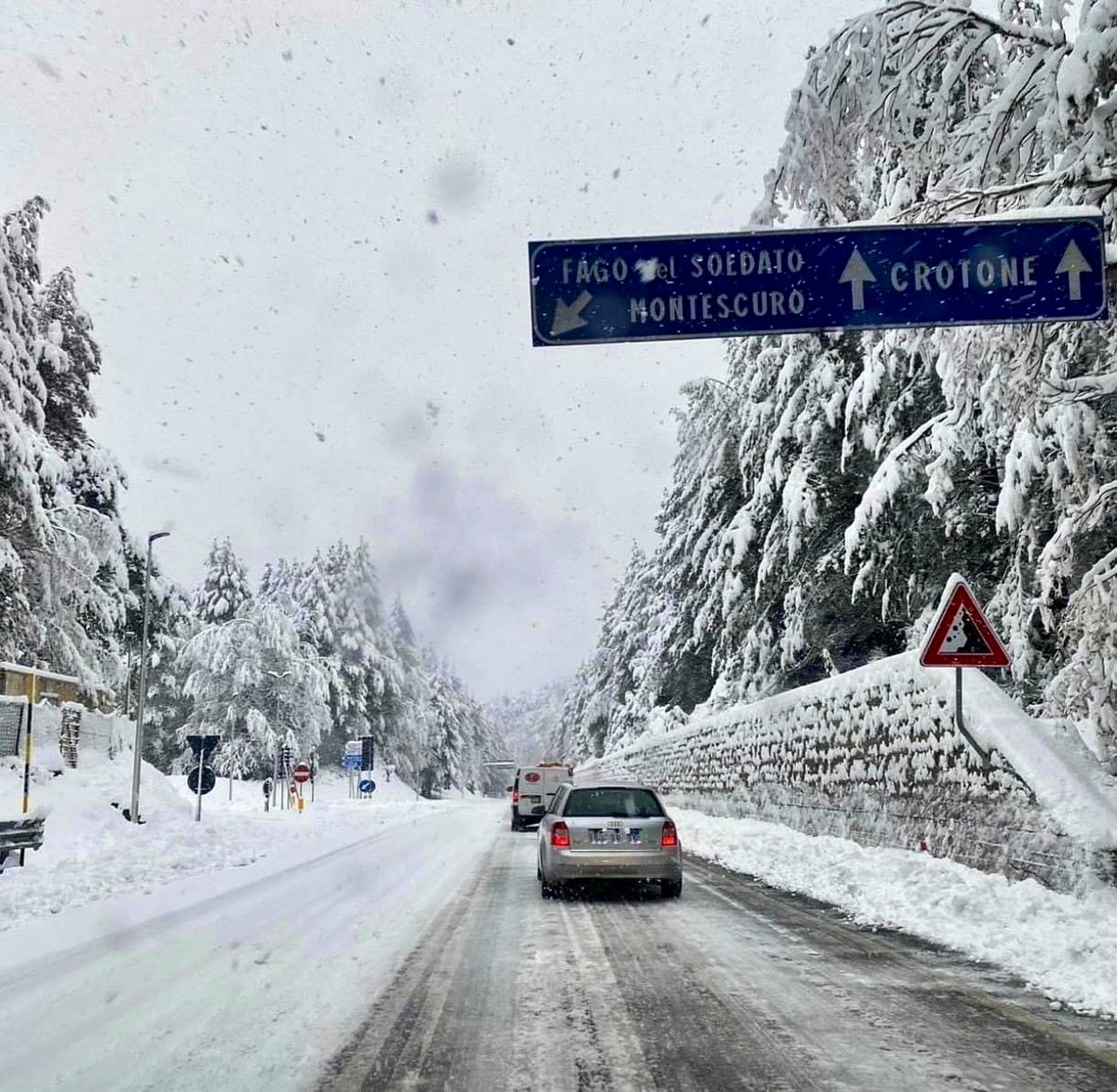 calabriaonline's tweet image. ❄️ Siamo nei pressi di San Giovanni in Fiore, 800 metri sopra il livello del mare, meraviglioso! #Sila #Calabria #11gennaio 

🌎 @ProntoEstate Guida Turistica 
🇮🇹 prontoestate.it (Sito &amp;amp; Blog)