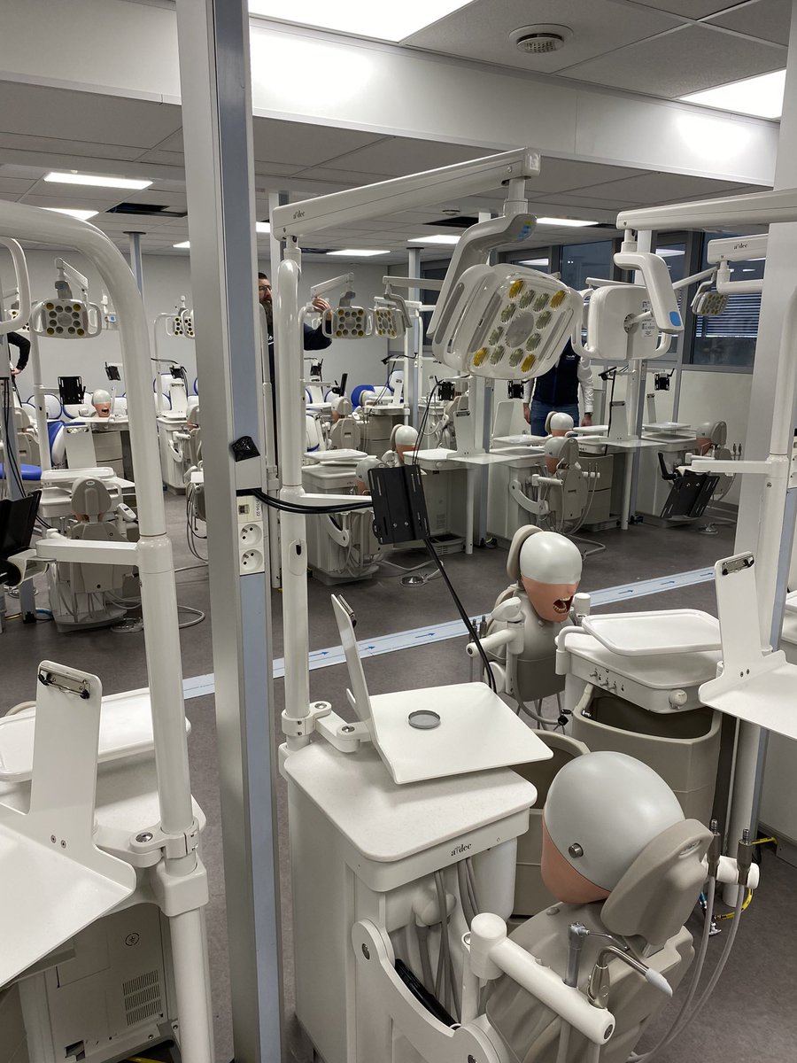 garnier_fabien's tweet photo. Arrivée des simulateurs pour la nouvelle formation en odontologie de Besançon @fc_univ Une nouvelle étape dans l’accompagnement de l’équipe #odontologie #MedEd #Simulation https://t.co/f006smAEdU