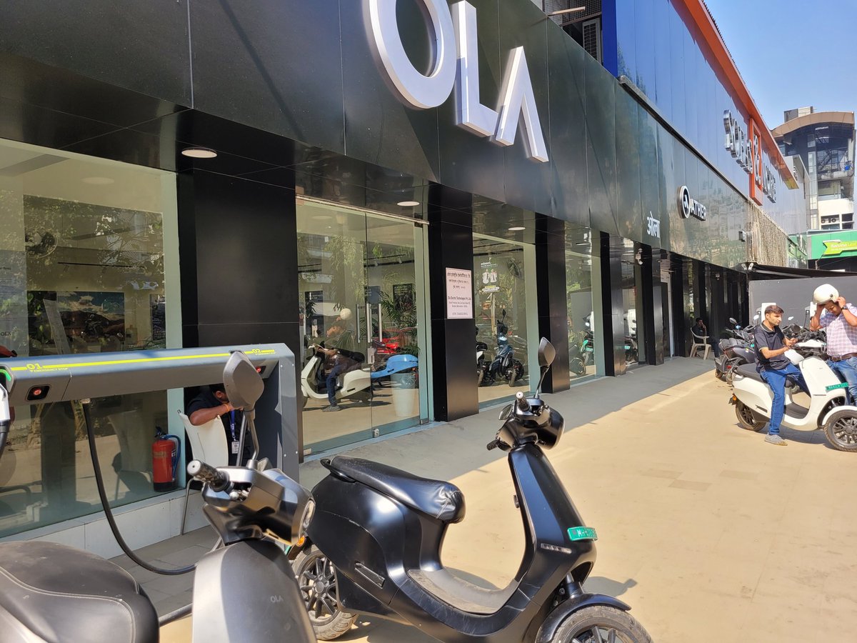 Sankman14's tweet photo. Useless Hyperchargers at Mumbai
1.Malad Ec both Guns nt working.
2.Charkop (kandivali) Hypercharger is Shut Down.Even i spoke to ola E.C person(Jayesh Sharma)for slow charger at E.C He Denied. Now im badly stuck.
Poor Customerservice,Bad Experience @OlaElectric @bhash #endiceage https://t.co/fzjRvGmNqG