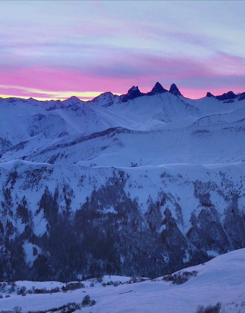 LesSybelles's tweet photo. 🔴 Live domaine des Sybelles.
Hauteurs de neige : 50 à 70cm à 1500m, jusqu’à 160cm à 2620m alt
Ici webcams live de St Sorlin d’Arves, Le Snowpark et St Colomban des Villards #neige #meteo #meteofrance @stsorlindarves @Stcol_sybelles @PLRP75 @ALTERNATIVEPR https://t.co/IurwtkfHcn