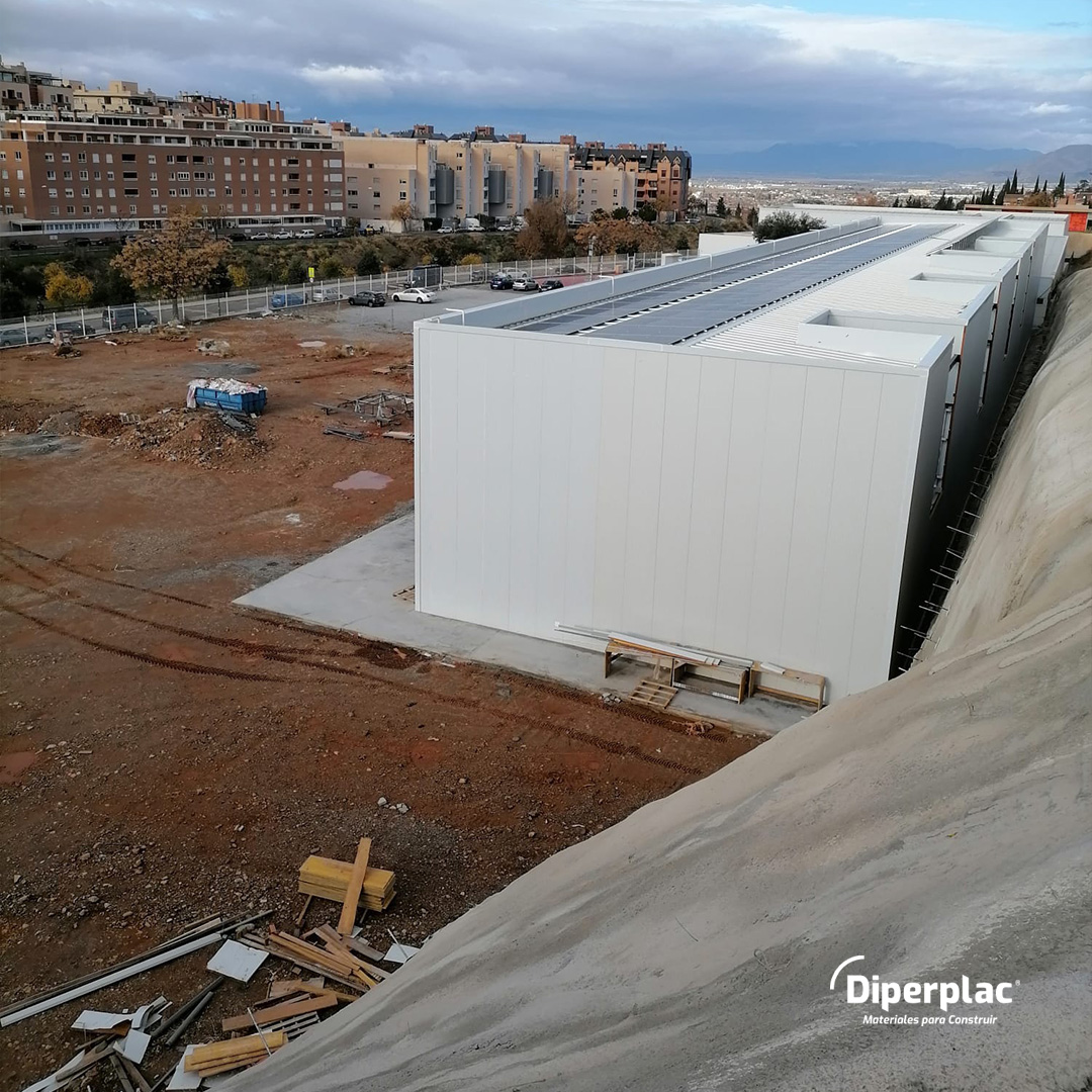Diperplac's tweet photo. 🚧 Segunda fase del Colegio María Nebrera en #Granada. Nos encantan los nuevos proyectos y si son innovadores, aún más. En @Diperplac hemos asesorado y suministrado al centro educativo los materiales más adecuados para el desarrollo de la actividad.

#obra #educacion #aislamiento https://t.co/8lIHLl5p0S