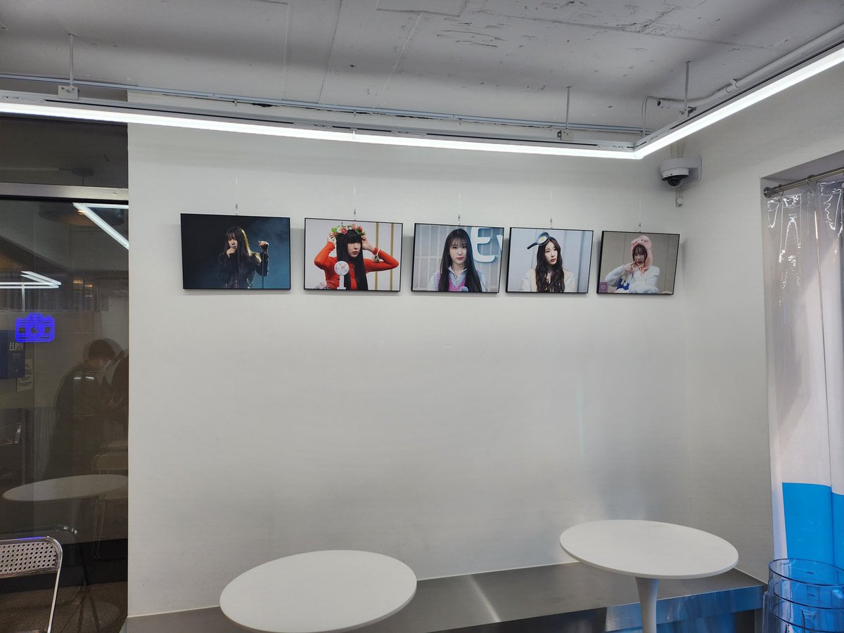 23.01.11 채연이 생일카페 투어!!
1. 플로이드
진짜 예쁘게 꾸며져있었고 무엇보다 잘 선별한 사진액자와 채연네컷📷 
준비 많이하신게 느껴져서 너무 감사했고 채연이의 고구마와 뱀파이어 피를 연상케하는 체리에이드라는 센스있는 메뉴까지♡
#채연어르신_325번째_생신파티
#Bewitched_by_chaeyeon