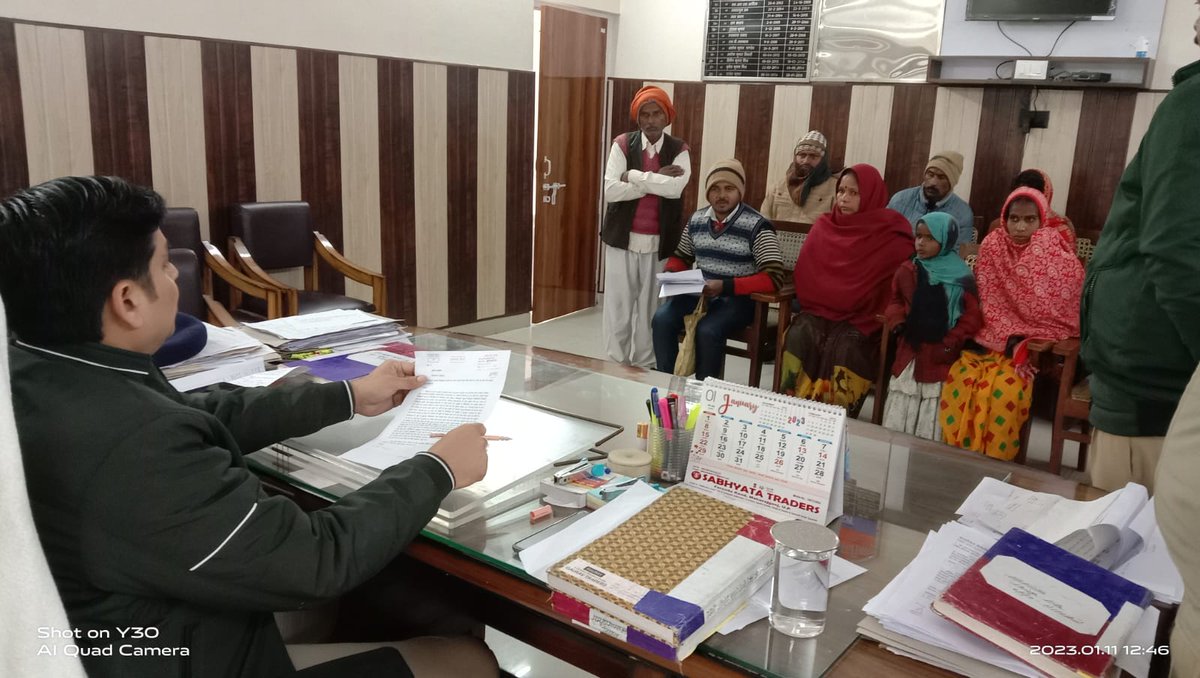 #Maharajganjpolice
#ASP_MRJ  द्वारा पुलिस कार्यालय में जनता दर्शन के दौरान आमजन की शिकायतों को गम्भीरता पूर्वक सुना गया तथा शिकायतों के गुणवत्तापूर्ण व समयबद्ध निस्तारण हेतु सम्बंधित अधिकारियों को आदेशित किया गया।
 #UPPolice