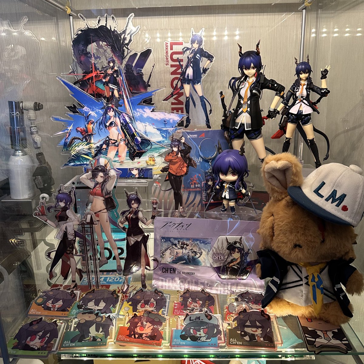 namaeggg's tweet photo. アクナイフェスの荷解きをようやく行いついでに棚を整理し買ったおグッズなどを並べてみた。小熊ぬいぐるみめっちゃか���いいな。チェンちゃんはグッズ出すぎだべ。 https://t.co/YS9In1lVZ7