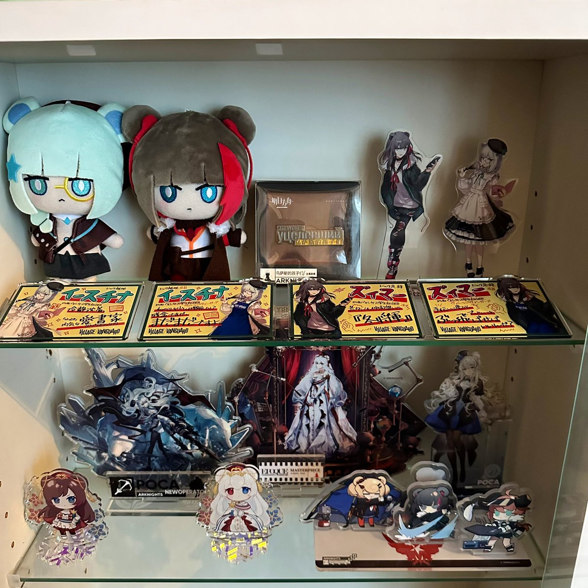 namaeggg's tweet photo. アクナイフェスの荷解きをようやく行いついでに棚を整理し買ったおグッズなどを並べてみた。小熊ぬいぐるみめっちゃか���いいな。チェンちゃんはグッズ出すぎだべ。 https://t.co/YS9In1lVZ7