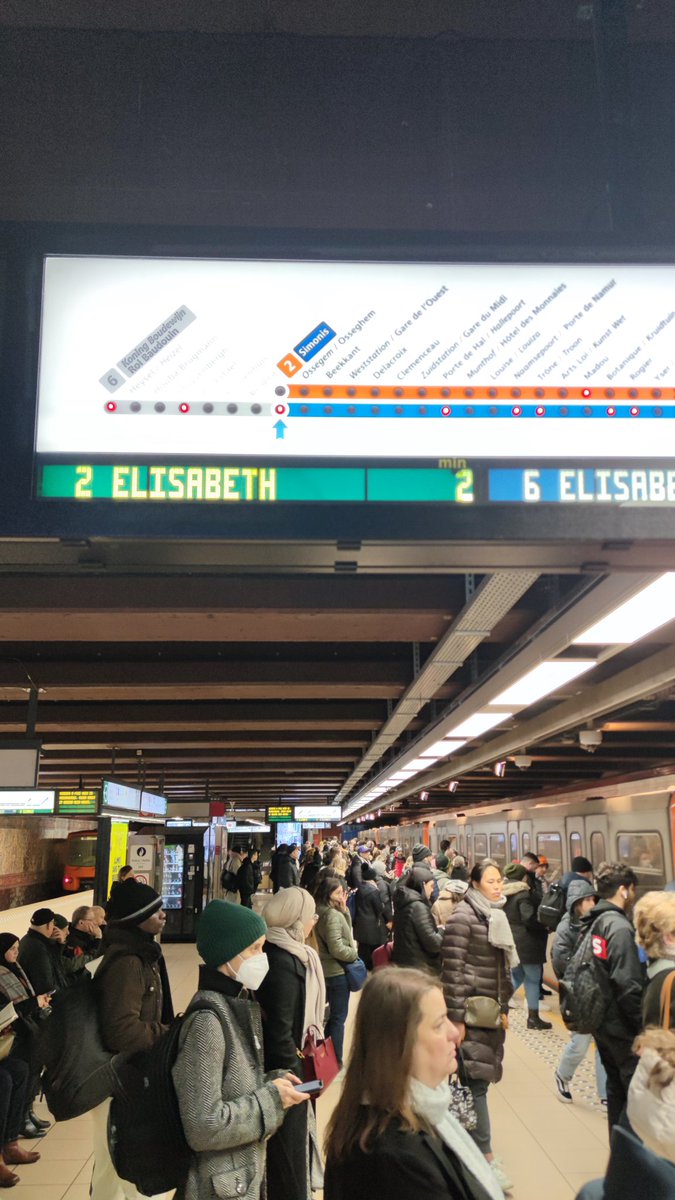 JanBusselen's tweet photo. Een nieuwe dag, een nieuwe verrassing op #lijn2 van de @STIBMIVB
Leegte tussen Ossegem en Hallepoort. Gevolg? Als sardientjes in een blik. https://t.co/L8EadAONix