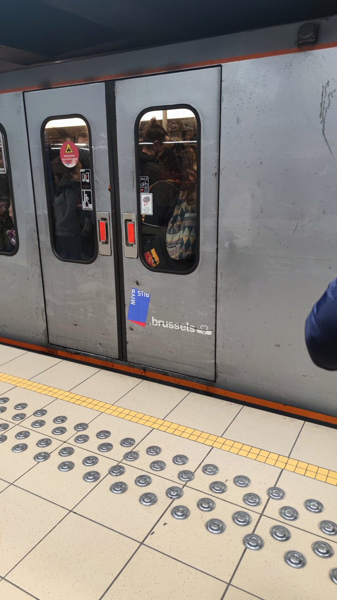 JanBusselen's tweet photo. Een nieuwe dag, een nieuwe verrassing op #lijn2 van de @STIBMIVB
Leegte tussen Ossegem en Hallepoort. Gevolg? Als sardientjes in een blik. https://t.co/L8EadAONix