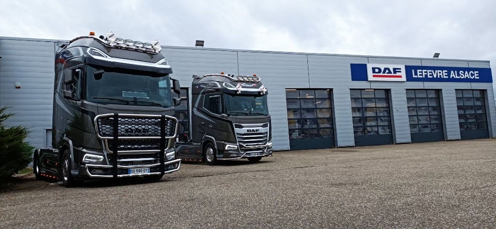 DAFTrucksFrance's tweet photo. [ En direct de nos Concessions ]
Belle livraison de 2 XG + pour la société STEEF chez Lefevre Alsace. 
Transporteur  à la tête de 8 véhicules, le créateur de la société, Mike ETTER et son fils sont amoureux des beaux camions. Ils ont donc  naturellement choisi le DAF XG +
#DAF https://t.co/N2Ny0l0JBA