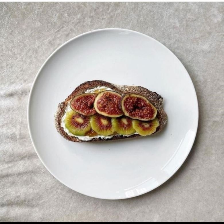 5-minute breakfast or lunch idea ! 🕒💡​​​​​​​​​
​​​​​​​​
​Top your toast with cream cheese and #StDalfour Fig Royale #FruitSpread. Garnish with fig &amp; kiwi slices 
​​​​​​​​
​// @eunicehealthyeats