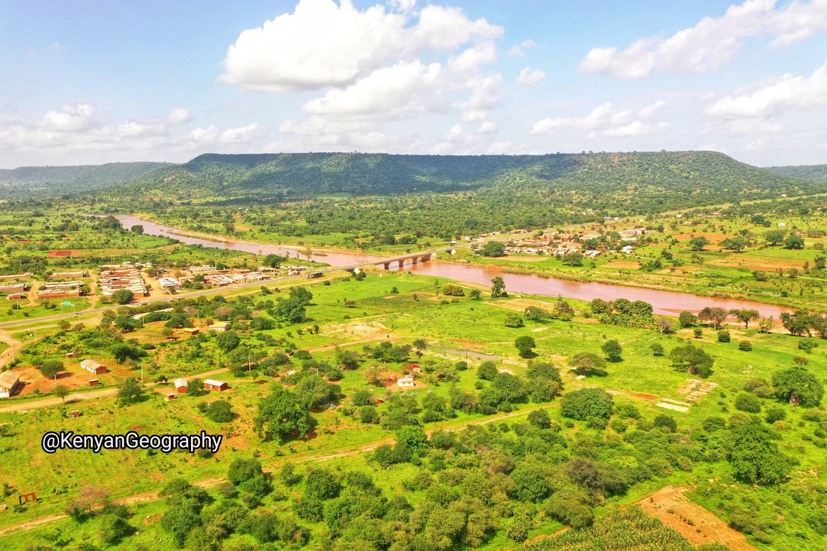 kenyangeography's tweet image. Athi river snakes its way past the Athi bridge at Kibwezi adjacent to Yatta plateau.

The 290km long Yatta plateau, one of the world&apos;s longest lava flows, is said to have flowed from Mt. Kilimambogo downstream along the path of Athi river, displacing the river sideways.