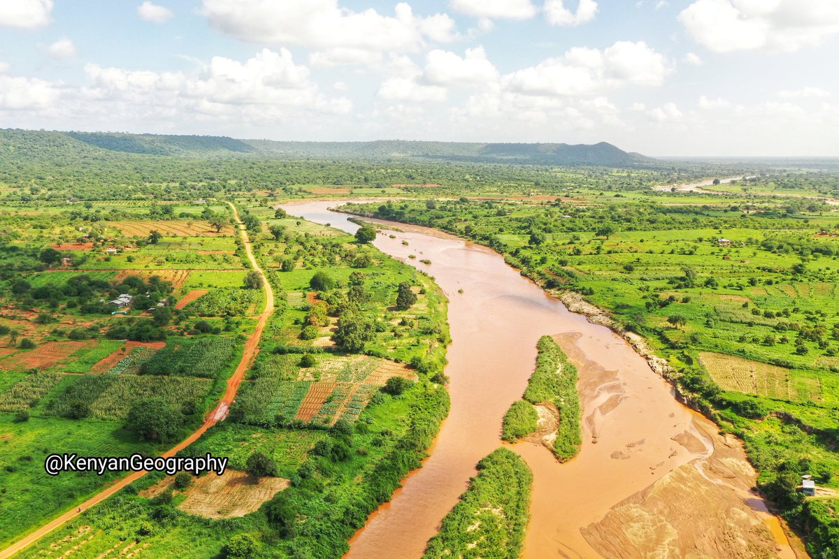 kenyangeography's tweet image. Athi river snakes its way past the Athi bridge at Kibwezi adjacent to Yatta plateau.

The 290km long Yatta plateau, one of the world&apos;s longest lava flows, is said to have flowed from Mt. Kilimambogo downstream along the path of Athi river, displacing the river sideways.