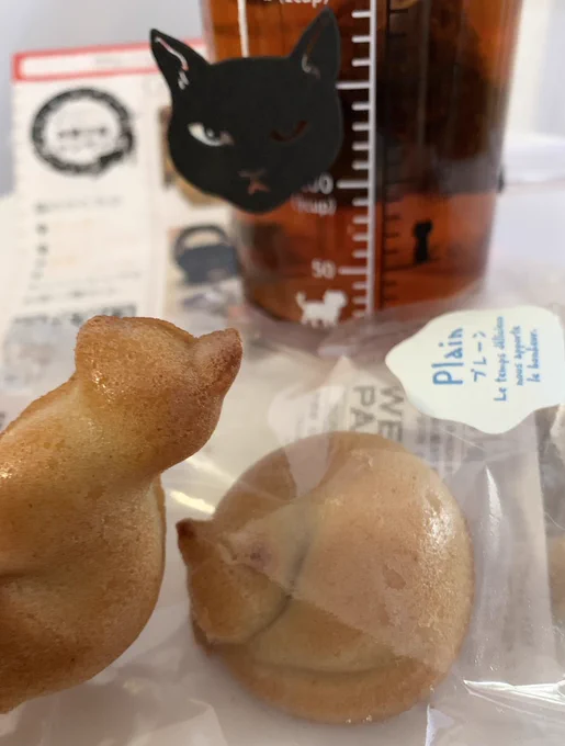 昨日文里さんからもらったネコちゃんの立体(立体!)フィナンシェ🐈‍⬛と肉球クッキー🐾 美味しくいただきました😋 ね紅茶のタグがええ面構えで笑 