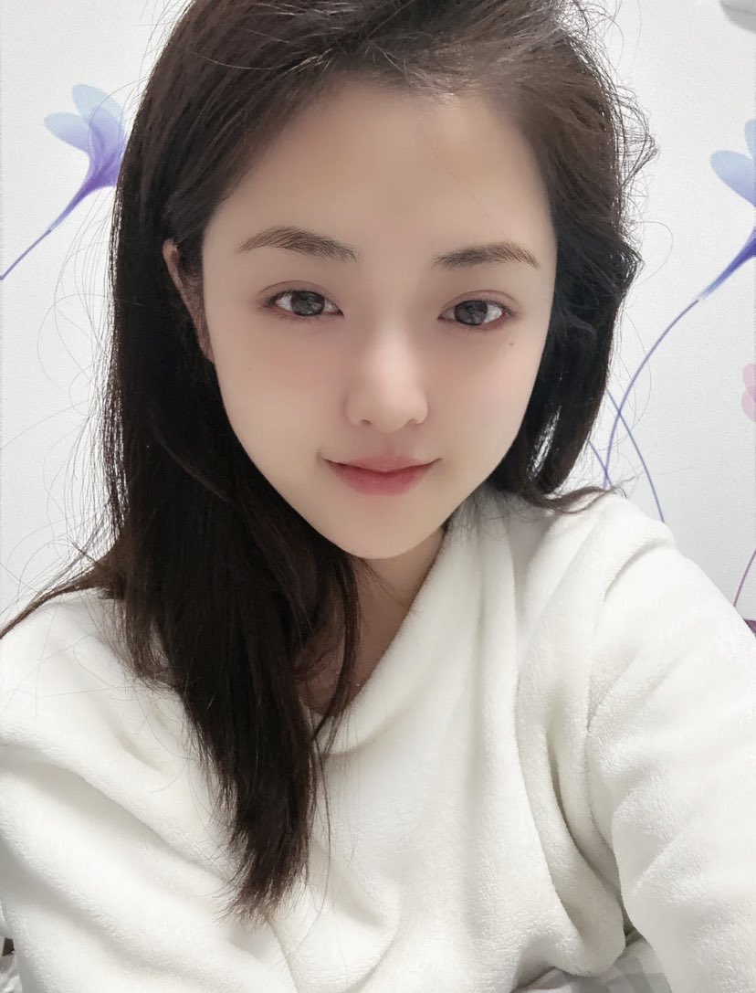 h999343's tweet photo. 素颜好看吗？不是谁都可以看的哦 https://t.co/AYxy5EQH62